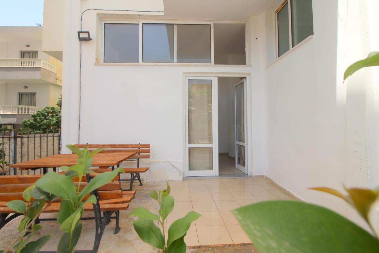 Hostel K13 Sarandë エクステリア 写真