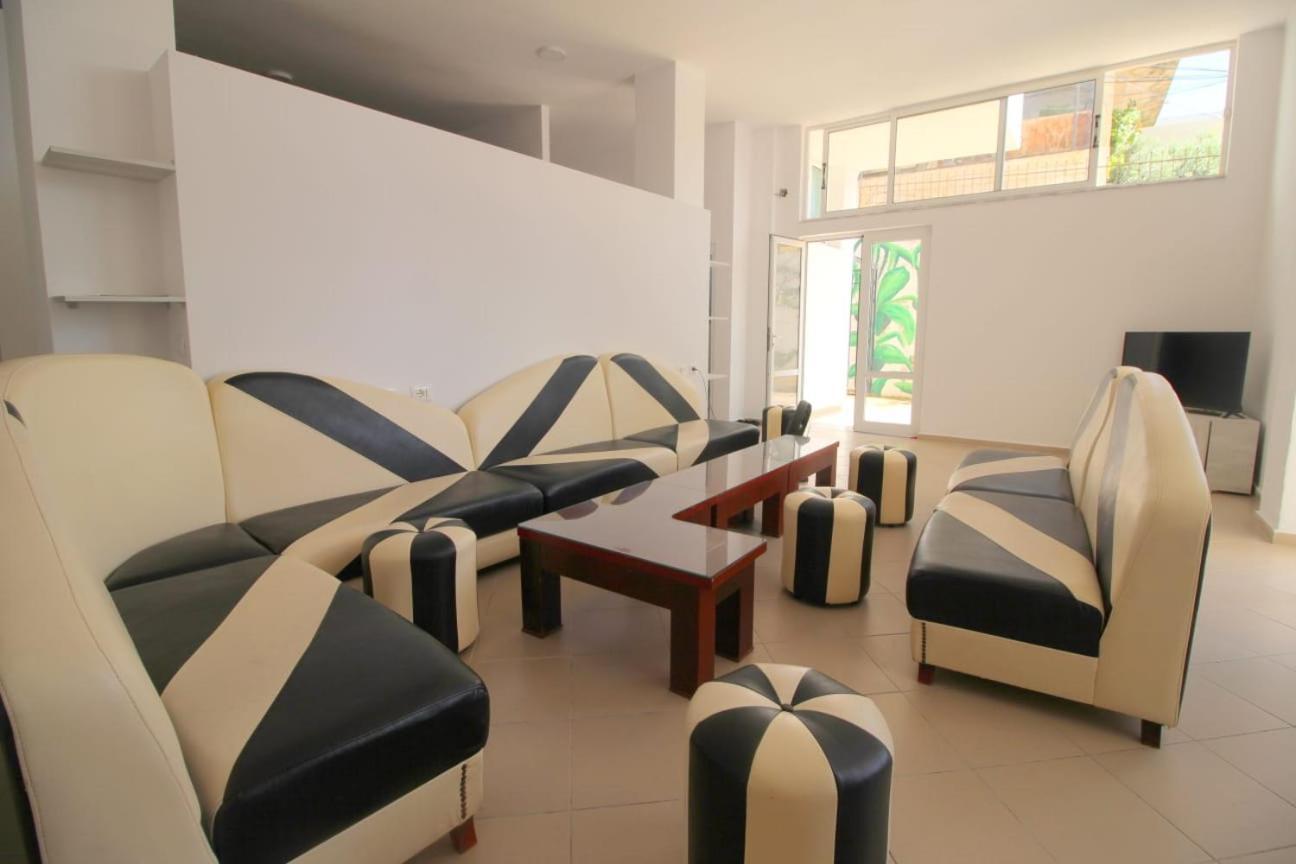 Hostel K13 Sarandë エクステリア 写真