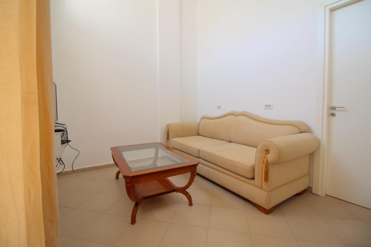 Hostel K13 Sarandë エクステリア 写真