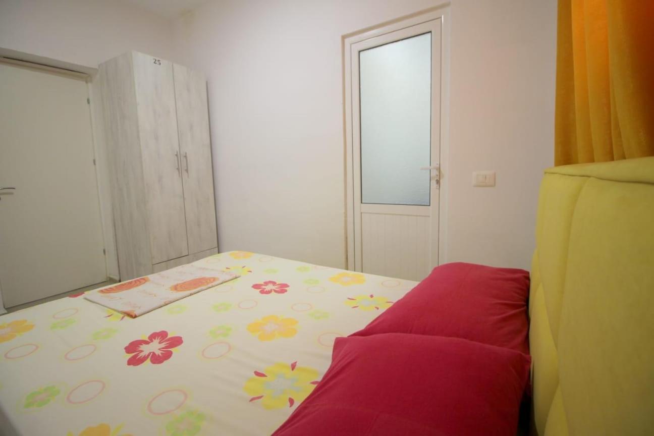 Hostel K13 Sarandë エクステリア 写真